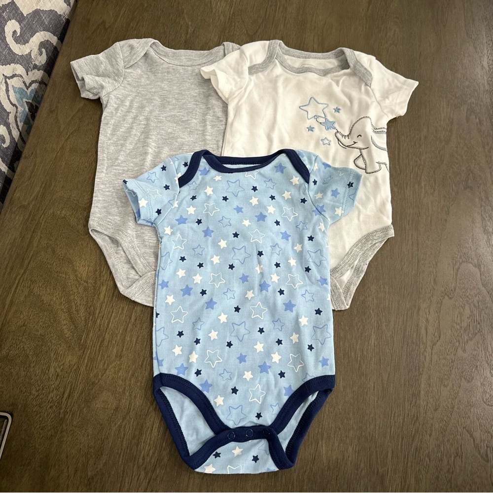 NWOT Quiltex Set of Three Baby Bodysuits Size 6-9 Months Blue and Grey